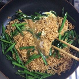 チキンラーメンで ニラ卵焼きそば レシピ 作り方 By ハトリーナ 楽天レシピ